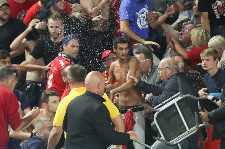 Onwaarschijnlijke taferelen met vechtende Israëlische fans in tribune, maar Charleroi kwalificeert zich toch