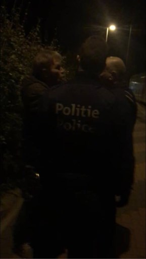 Actievoerder klaagt politiegeweld aan nadat hij arrestatie asielzoekers filmt: “Agent zette voet op mijn hoofd”