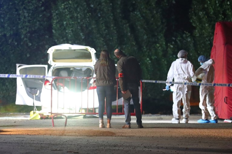 Lijk gevonden in brandende auto op Eilandje: parket start moordonderzoek