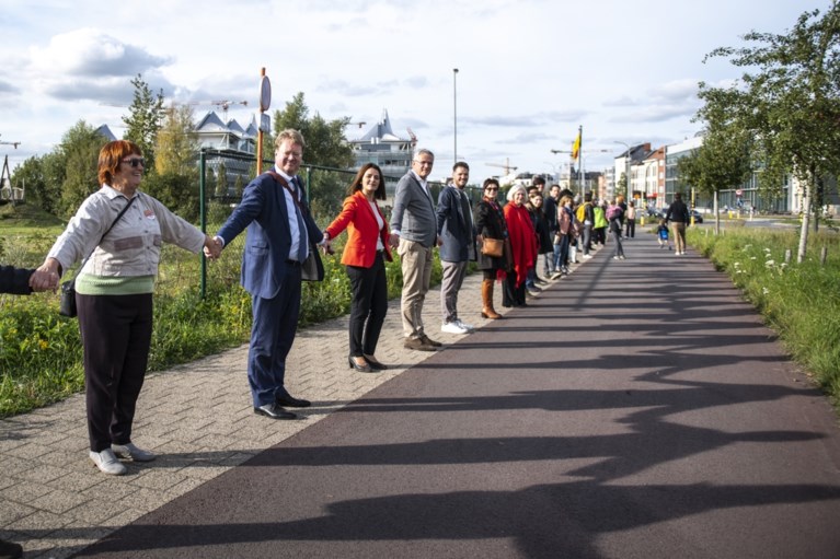 VIDEO. 8.000 Antwerpenaren vragen ander beleid met ‘De Grote Omarming’
