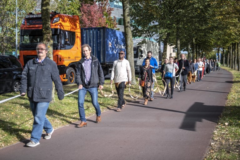 VIDEO. 8.000 Antwerpenaren vragen ander beleid met ‘De Grote Omarming’