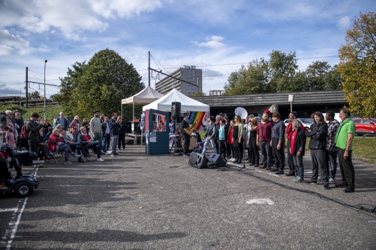 VIDEO. 8.000 Antwerpenaren vragen ander beleid met ‘De Grote Omarming’