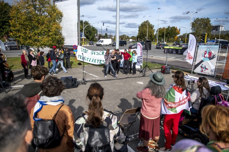 VIDEO. 8.000 Antwerpenaren vragen ander beleid met ‘De Grote Omarming’