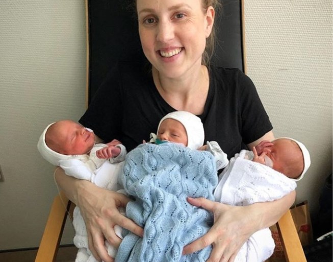 Mama van drieling toont hoe haar enorme babybuik eruitziet na de bevalling