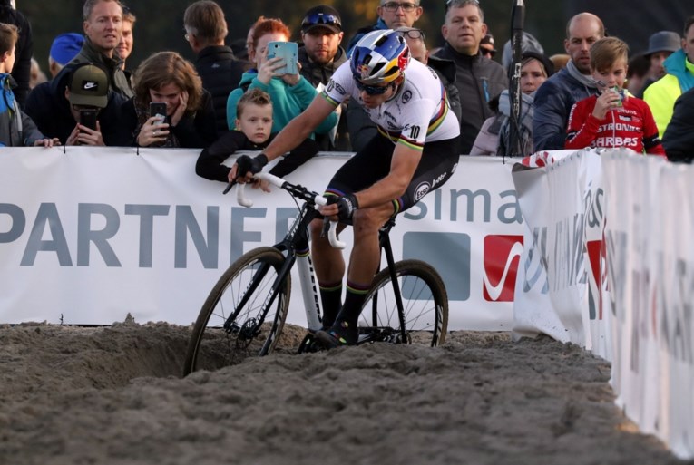 Mathieu van der Poel blij dat hij mooie trui behoudt, Van Aert verwijt zichzelf niets maar wil niet tevreden zijn