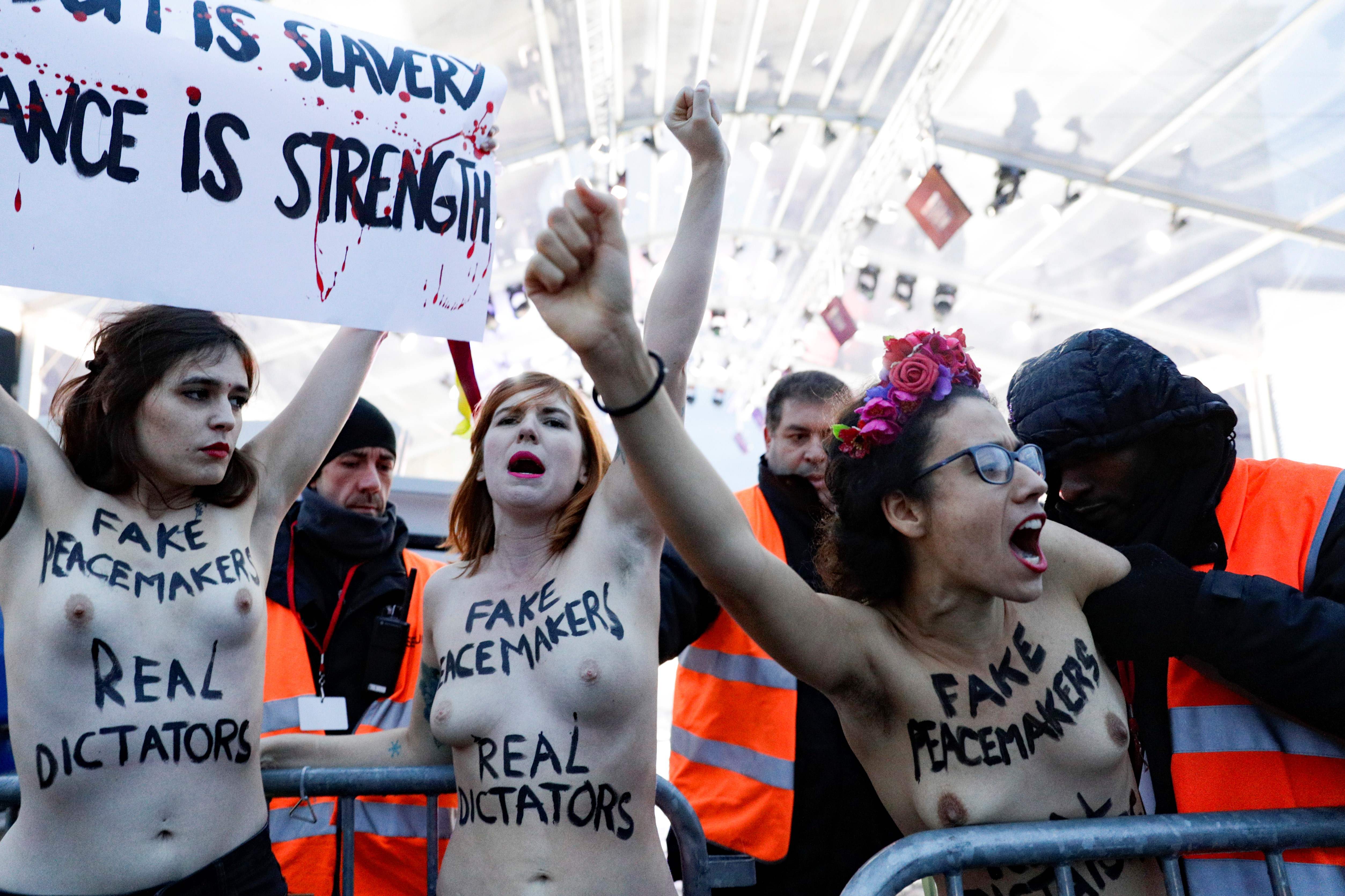 Femen voert met blote borsten actie tegen 