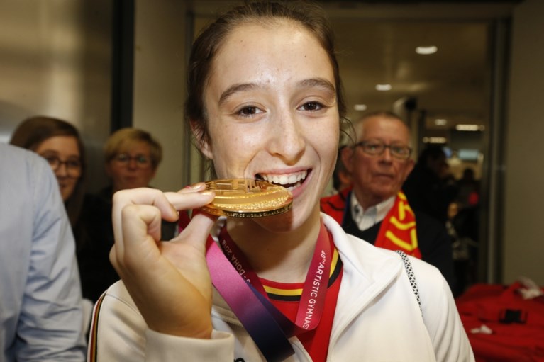 Nina Derwael na historische medaille in Zaventem enthousiast onthaald (maar de eerste knuffel is voor haar hond)