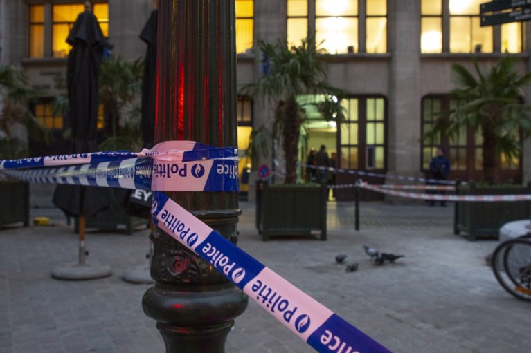 Man die agent aanviel met mes was op proef vrijgelaten na internering voor moordpoging, ondanks negatief advies van parket