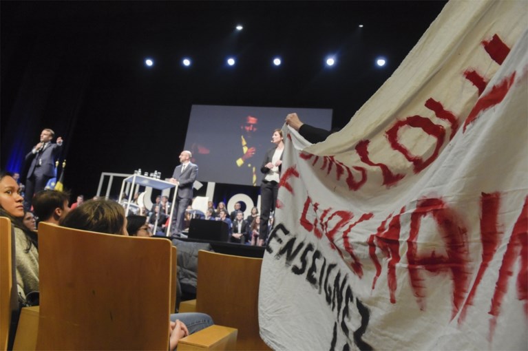 Studenten verstoren debat met premier Michel en Macron aan Belgische universiteit