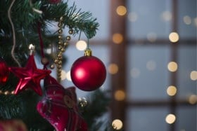 Verlicht van binnenuit, werk volgens kleur en andere tips voor een perfect versierde kerstboom