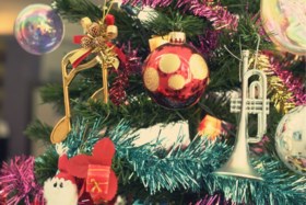 Weg met minimalisme: de kitscherige kerstboom is helemaal terug