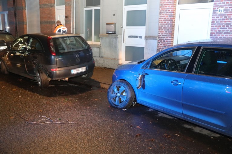 Auto ramt drie geparkeerde wagens en komt op zijkant terecht