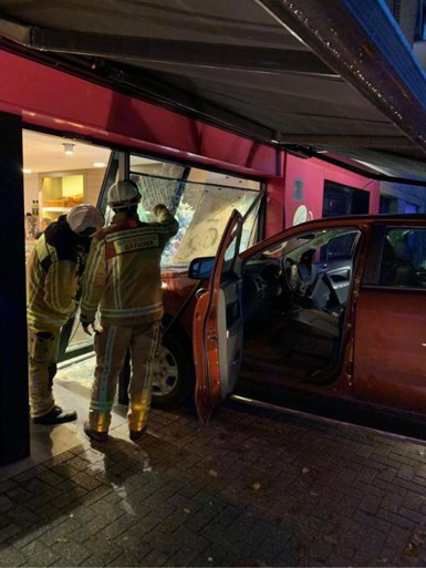 Chauffeur vergist zich van pedaal en rijdt vitrine van bakkerij in
