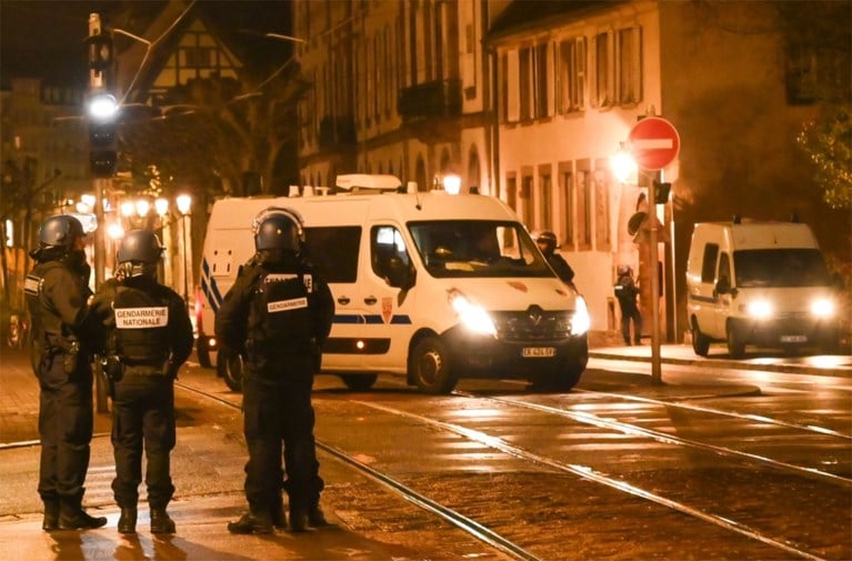 Honderden agenten houden klopjacht op gewonde schutter aanslag kerstmarkt Straatsburg, verdachte riep “Allah akbar”