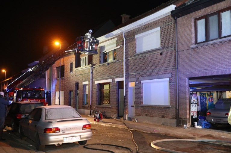 Moeder, vader en twee kinderen in levensgevaar na brand in woning
