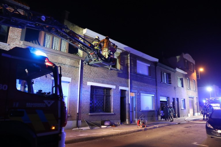 Moeder, vader en twee kinderen in levensgevaar na brand in woning