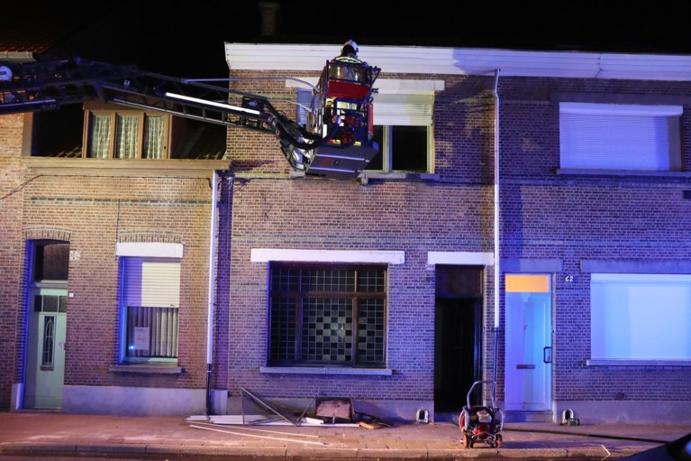 Moeder, vader en twee kinderen in levensgevaar na brand in woning