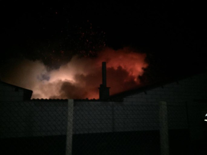 Uitslaande brand in loods: brandweer krijgt vuur snel onder controle
