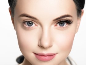 Lila in de lente en focus op de lippen: dit worden de beautytrends voor volgend jaar
