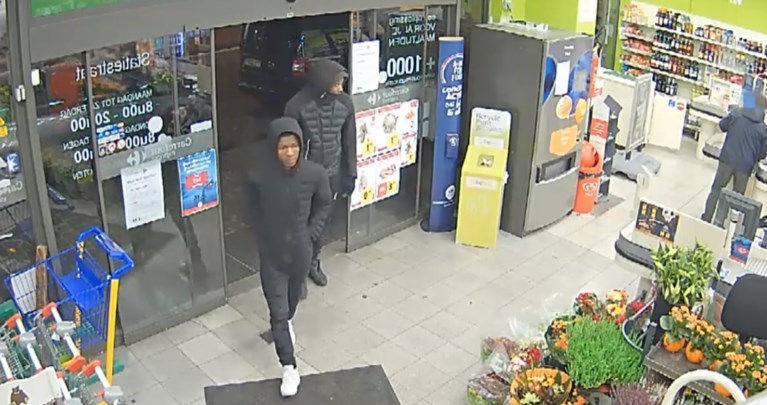 Klant springt op rug overvallers, politie op zoek naar twee jongemannen