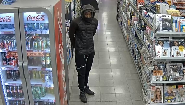 Klant springt op rug overvallers, politie op zoek naar twee jongemannen