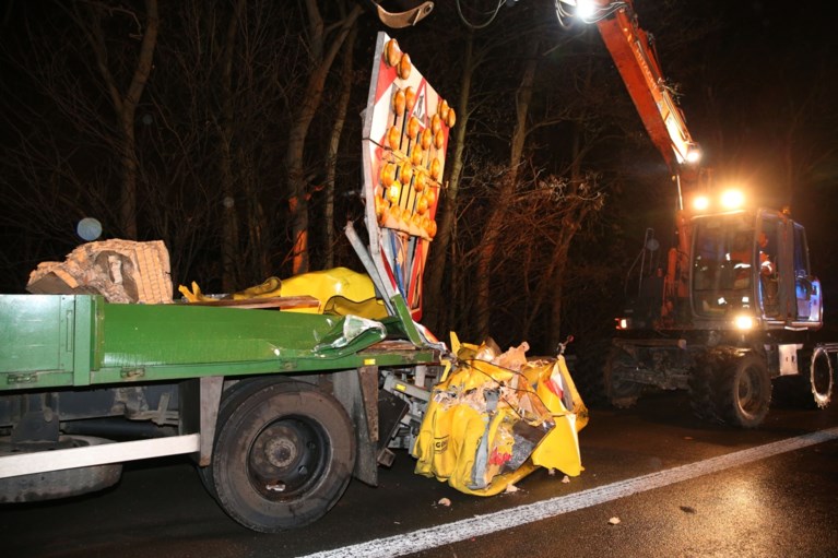 Vrachtwagen knalt op signalisatiewagen op E19