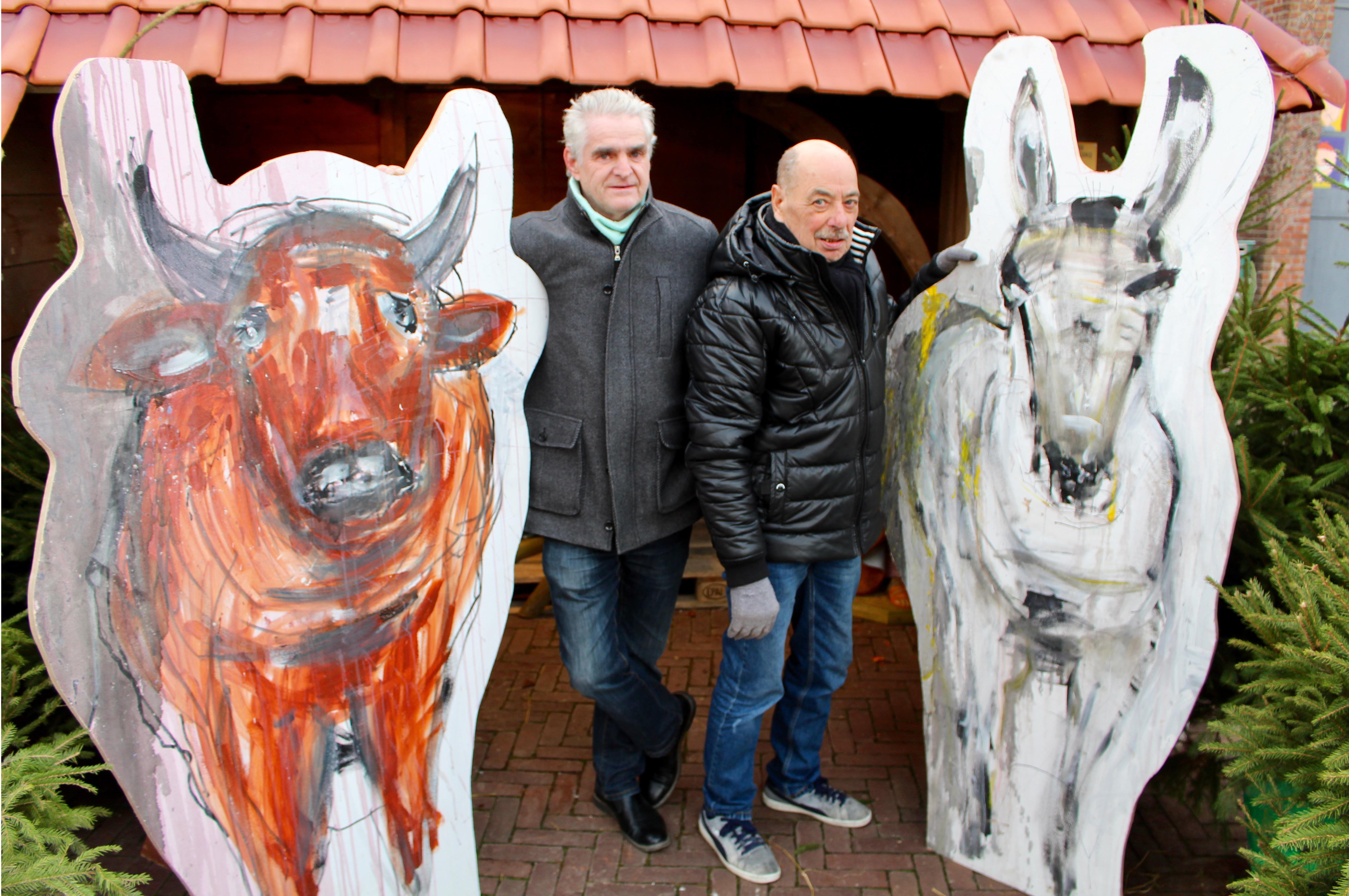 Kunstenaar schildert os en ezel voor kerststal (Boechout