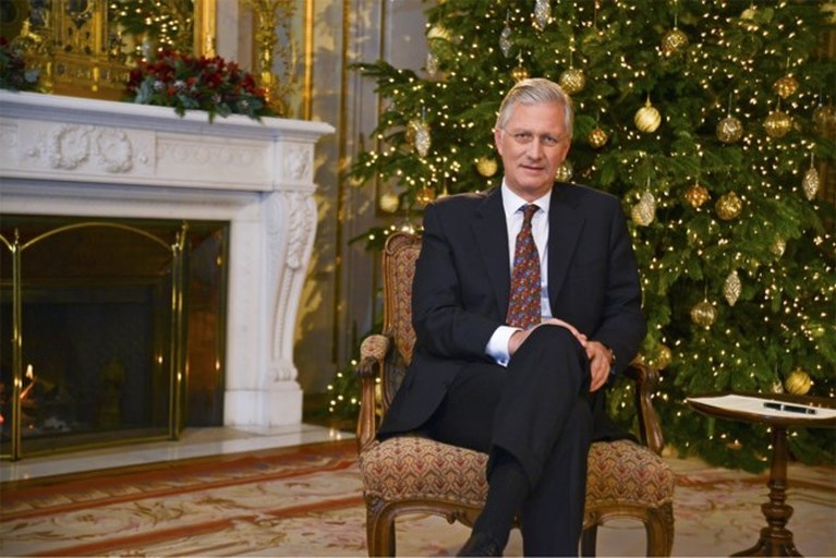 Een haardvuur, gouden piano en ontbrekende kerstboom: deze royals krijgen kritiek op hun kersttoespraak