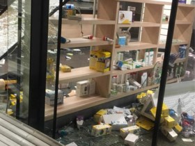 Rumoerige feestnacht in Brussel: jongeman doodgestoken, brandweerwagen vernield, apotheek geplunderd,...