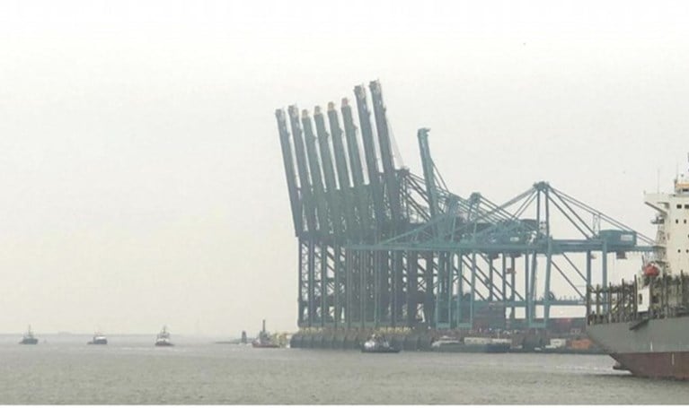 18 containers vallen in Schelde ter hoogte van Noordzeeterminal