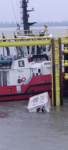 18 containers vallen in Schelde ter hoogte van Noordzeeterminal