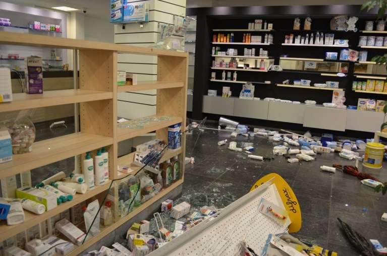 Hallucinante beelden van plundering apotheek in Molenbeek door relschoppers: “Medicijnen! Medicijnen!”