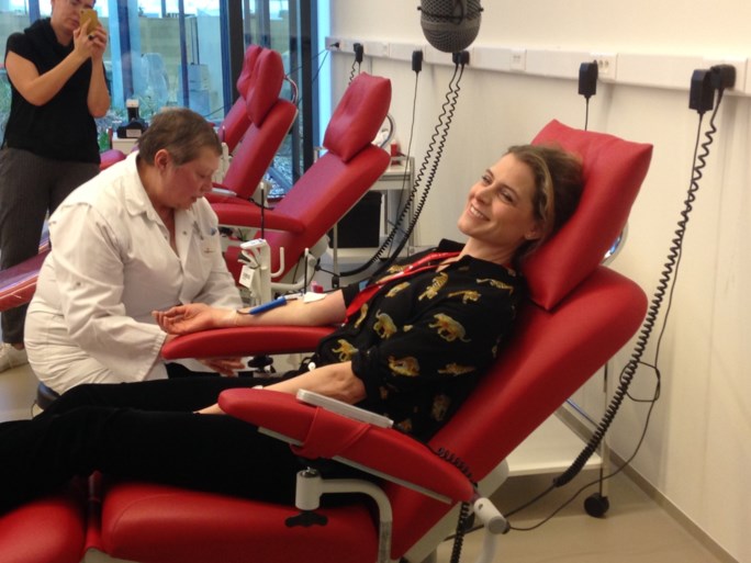 Rode Kruis lanceert nieuwe campagne om bloed geven te promoten, Dina Tersago geeft het goede voorbeeld