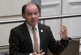 Voorstel Voka om lage inkomens 100 euro netto extra te geven, wordt afgewezen door minister Muyters