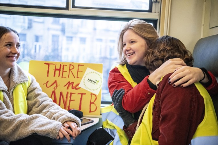 Tot 3.000 betogers op eerste mars van Antwerpse klimaatmeisjes in Brussel: “En volgende week met tien keer zoveel!”