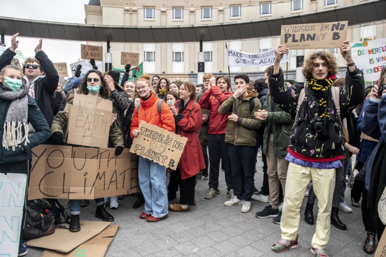 Tot 3.000 betogers op eerste mars van Antwerpse klimaatmeisjes in Brussel: “En volgende week met tien keer zoveel!”