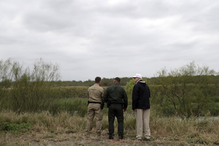 Trump brengt bezoek aan grens met Mexico: “Er is duidelijk een crisis”