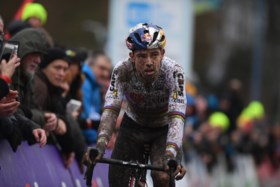 Toon Aerts in tranen na Belgische titel: “Ik vind dat een crosser er elke week moet staan”