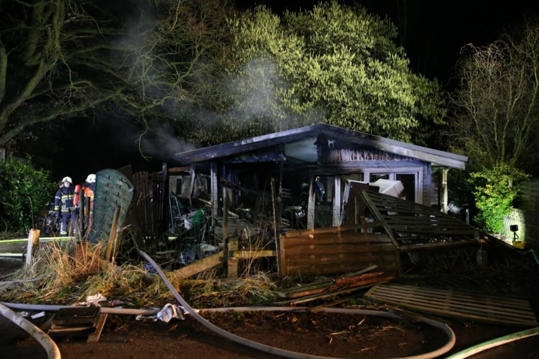 Houten chalet uitgebrand in Schilde, drie honden gered