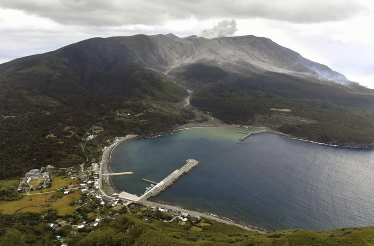 Roetlaag na vulkaanuitbarsting op klein Japans eiland