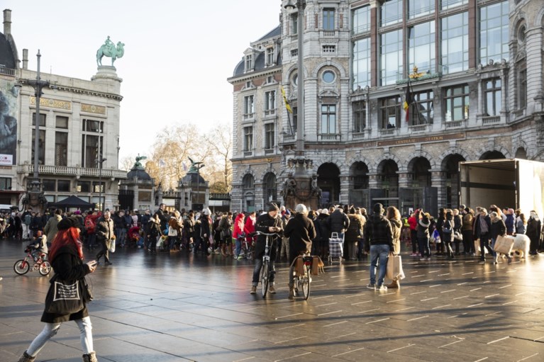Gratis tulpen-pluktuin op Astridplein lokt veel volk