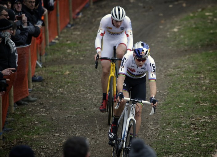 Wout van Aert klopt Toon Aerts in spurt en slaat dubbelslag in Wereldbeker