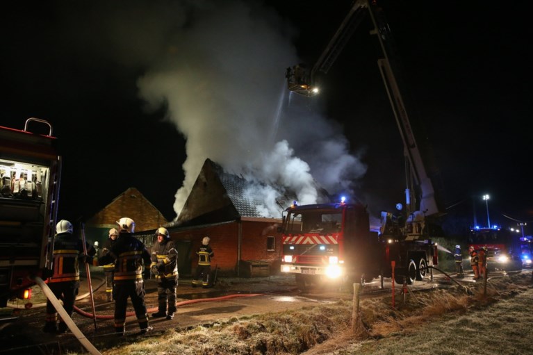 Woning brandt volledig uit in Essen: gezin kan op tijd ontsnappen