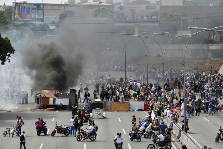 Revolutie in Venezuela: parlementsvoorzitter roept zichzelf uit tot president, 13 doden en meer dan 100 arrestaties bij rellen