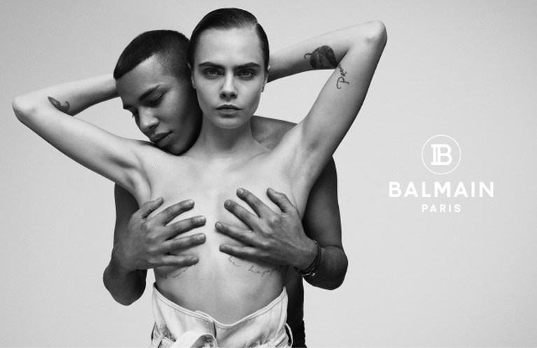 Topmodel Cara Delevingne gaat uit de kleren voor Balmain