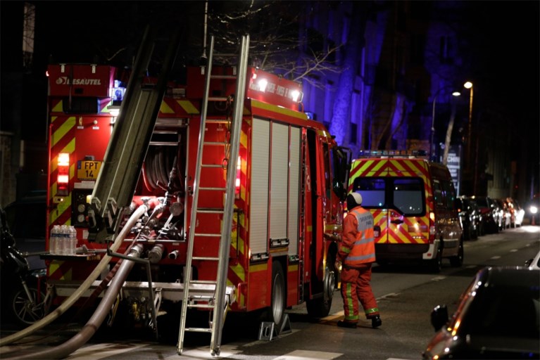 Vrouw (41) sticht brand na conflict met buur: tien doden bij “ongelooflijk hevige” appartementsbrand in Parijs