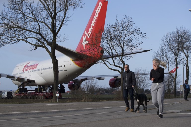 Na veel passen en meten: Boeing 747 die snelweg moest oversteken, staat op z’n plek bij hotel