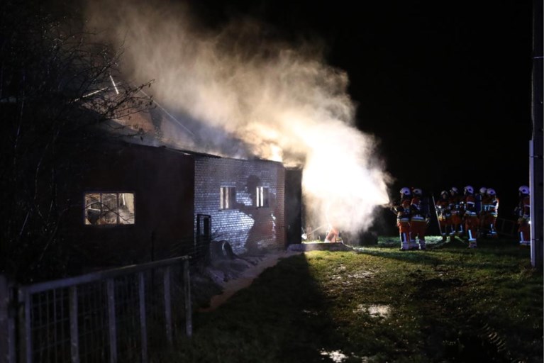 Dak van bijgebouw ingestort na brand