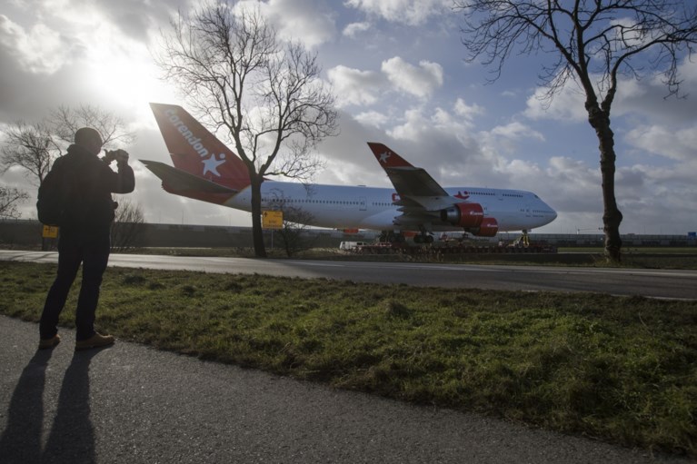 Na veel passen en meten: Boeing 747 die snelweg moest oversteken, staat op z’n plek bij hotel