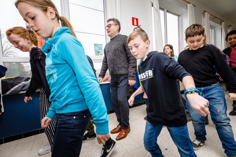 Vlaams minister Van den Heuvel danst zich warm met kinderen op Dikketruiendag